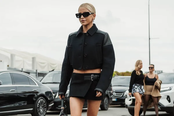 Caroline Caro Daur, Prada 'nın hepsini giyiyor, Milan Moda Haftası Kadın Giyim / Yaz 2024 boyunca PRADA gösterisinin dışında görüldü..