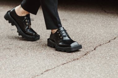 Milan Moda Haftası Kadın Giyim / Yaz 2024 'te MAX MARA Show' un dışında moda detayları.