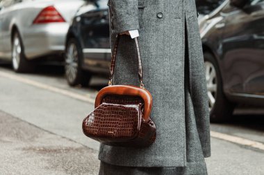 Milan Moda Haftası Kadın Giyim / Yaz 2024 'te MAX MARA Show' un dışında moda detayları.