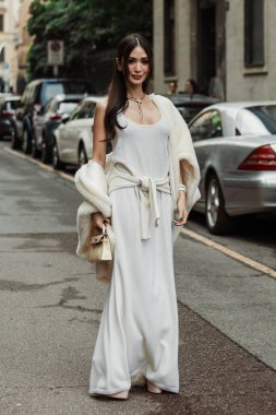 Heart Evangelista, Milan Moda Haftası Kadın giyim / Yaz 2024 döneminde MAX MARA gösterisinin dışında görülen Bulgari kolyesi, beyaz tüylü bir kışlık ceket, beyaz bir düşük yakalı elbise ve bir Hermes çantası giyiyor..
