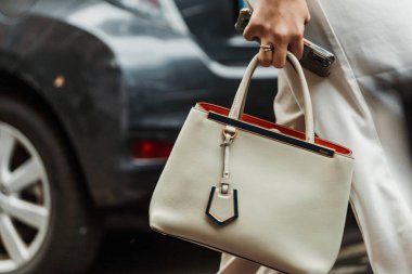 Milan Moda Haftası Kadın Giyim / Yaz 2024 'te MAX MARA Show' un dışında moda detayları.