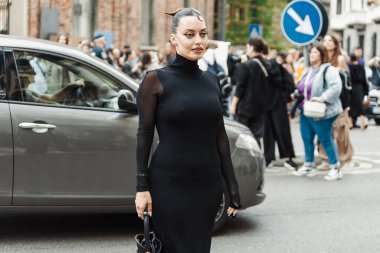 Karen Wazen Bakhazi, Milan Moda Haftası Kadın Giyim / Yaz 2024 'te MAX MARA' nın önünde siyah uzun elbise giyiyor..