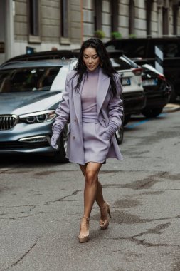 Jessica Wang vinil topuklu ayakkabı giyiyor, hepsi leylak rengi, Milan Moda Haftası Kadın Giyim / Yaz 2024 'te MAX MARA gösterisinin dışında görülmüş..