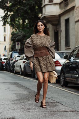 Nathalie Fanj açık sarı deri çanta, parlak kahverengi ve siyah ayakkabılar, süet kahverengi kemer, kabarık kollu kısa bej bir elbise giyer, Milan Moda Haftası Kadın giyim / Yaz 2024 'te MAX MARA gösterisinin dışında görülmektedir..