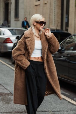 Caro Daur, tüm Max Mara kıyafetlerini giyiyor, Milan Moda Haftası Kadın giyim / Yaz 2024 'te MAX MARA gösterisinin dışında görüldü..