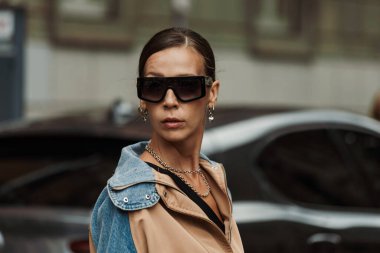 Misafir karışık kumaş ceket giyiyor, güneş gözlüğü takıyor, Milan Moda Haftası Kadın Giyim / Yaz 2024 boyunca MAX MARA gösterisinin dışında görülüyor..