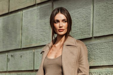 Marianne Fonseca bej rengi uzun bir palto, bej bir askılı bluz ve bej geniş paça pantolon giyiyor, Milan Moda Haftası Kadın giyim / Yaz 2024 'te MAX MARA gösterisinin dışında görüldü..