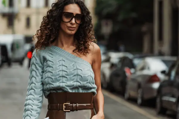 Raffaella Modugno güneş gözlüğü takıyor, açık yeşil bir omuz örme bluzu, Milan Moda Haftası Kadın giyim / Yaz 2024 'te MAX MARA gösterisinin dışında görülüyor..
