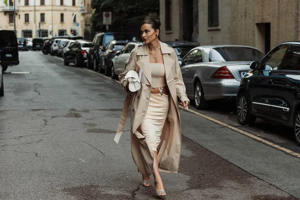 Giulia Gaudino açık bej bir siper, bej bir göbek üstü, bej ipek ipek bir etek, beyaz bir deri çanta ve gümüş topuklu ayakkabı giyiyor, Milan Moda Haftası Kadın Giyim Haftası Bahar / Yaz 2024 boyunca MAX MARA gösterisinin dışında görülüyor..