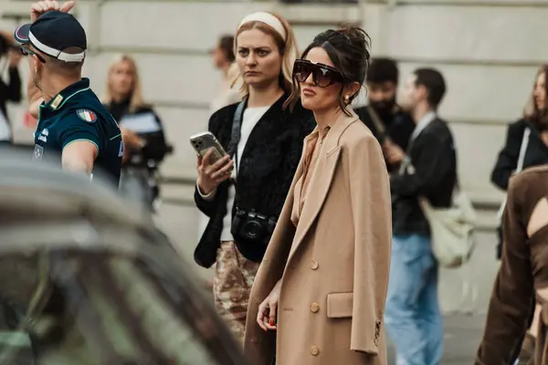 Alexandra Pereira, Milan Moda Haftası Kadın Giyim / Yaz 2024 döneminde MAX MARA gösterisinin dışında görülen bej ceket, siyah etek, düğme gömlek, çanta giyer..