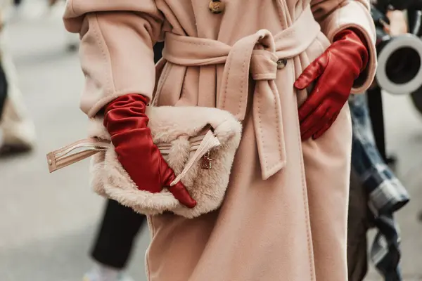 Moda detayları. Anna Rosa Vitiello kırmızı güneş gözlüğü, kırmızı deri eldiven, pembe yün bir yağmurluk giyer, Milan Moda Haftası Kadın giyim / Yaz 2024 'te MAX MARA gösterisinin dışında görülmüştür..
