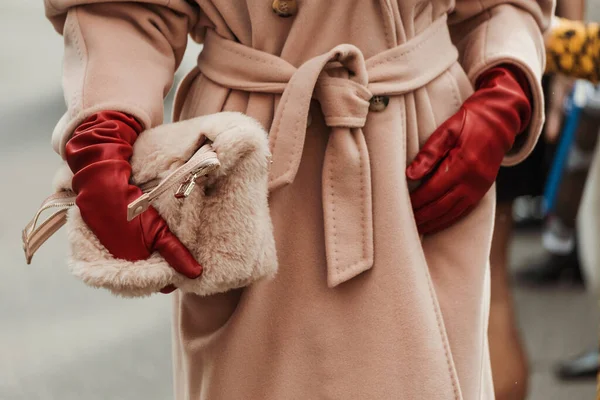 Moda detayları. Anna Rosa Vitiello kırmızı güneş gözlüğü, kırmızı deri eldiven, pembe yün bir yağmurluk giyer, Milan Moda Haftası Kadın giyim / Yaz 2024 'te MAX MARA gösterisinin dışında görülmüştür..