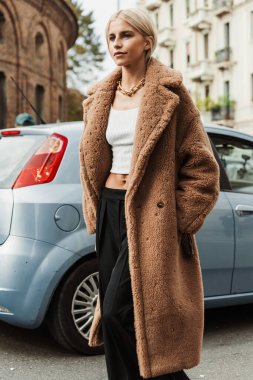 Caro Daur, Milano Moda Haftası Kadın Giyim / Yaz 2024 'te MAX MARA gösterisinin dışında görülen Max Mara' nın hepsini giyiyor..