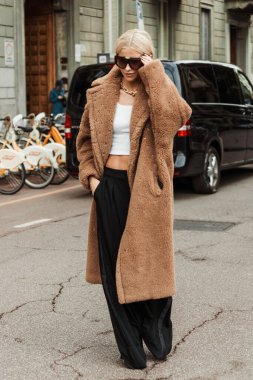 Caro Daur, Milano Moda Haftası Kadın Giyim / Yaz 2024 'te MAX MARA gösterisinin dışında görülen Max Mara' nın hepsini giyiyor..