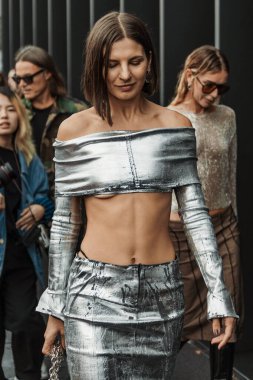 Milano Moda Haftası Kadın giyim / Yaz 2024 'te Gucci Show' un önünde gümüş rengi kıyafet ve çanta giyen bir konuk görülüyor..