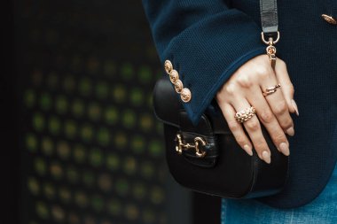 Moda detayları. Gucci çantası Milan Moda Haftası Kadın Giyim / Yaz 2024 'te Gucci Show' un önünde..
