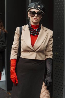 Milan Moda Haftası Kadın Giyim / Yaz 2024 'te Gucci Show' un dışında bir konuk..