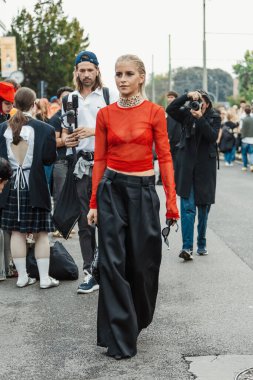 Caroline Daur Gucci 'nin hepsini giyer, Milan Moda Haftası' nda Gucci 'nin dışında Kadın Giyim / Yaz 2024.