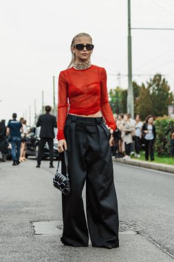 Caroline Daur Gucci 'nin hepsini giyer, Milan Moda Haftası' nda Gucci 'nin dışında Kadın Giyim / Yaz 2024.