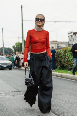 Caroline Daur Gucci 'nin hepsini giyer, Milan Moda Haftası' nda Gucci 'nin dışında Kadın Giyim / Yaz 2024.