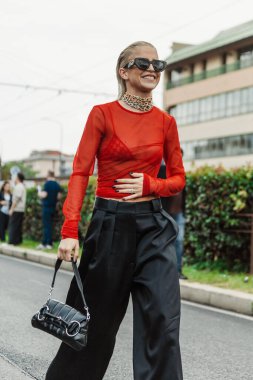 Caroline Daur Gucci 'nin hepsini giyer, Milan Moda Haftası' nda Gucci 'nin dışında Kadın Giyim / Yaz 2024.