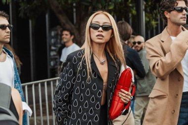 Niki Wu Jie, Gucci Şov 'un dışında Gucci' nin tüm kıyafetlerini giyer Milan Moda Haftası Kadın giyim Yortu / Yaz 2024.