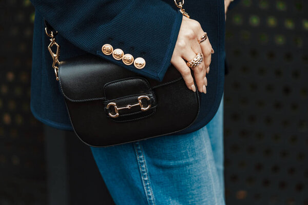 Детали моды. Сумка Gucci на выставке Gucci во время Недели моды в Милане весна / лето 2024.