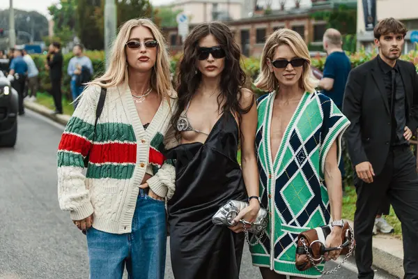 (L-R) Emili Sindlev, Livia Nunes Marques ve Helena Bordon Gucci 'nin hepsini giyer, Milan Moda Haftası Kadın giyim / Yaz 2024' te Gucci Show 'un önünde..