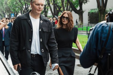 Christine Centenera Emporio Armani 'nin önünde Milan Moda Haftası Kadın Giyim / Yaz 2024.