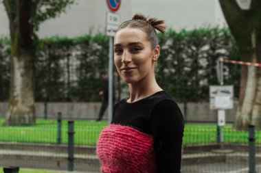 Milan Moda Haftası Kadın Giyim / Yaz 2024 'te Emporio Armani' nin önünde bir konuk..