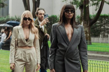 Milano Moda Haftası Kadın Giyim / Yaz 2024 'te Emporio Armani' nin önünde konuklar.