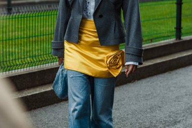 Milan Moda Haftası Kadın Giyim / Yaz 2024 'te Emporio Armani Şovu' nun dışındaki moda detayları.