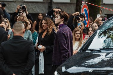 Hirunkit Changkham namı diğer Nani Milan Moda Haftası Kadın Giyim / Yaz 2024 boyunca Emporio Armani 'nin önünde sergilendi..