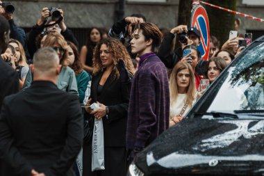 Hirunkit Changkham namı diğer Nani Milan Moda Haftası Kadın Giyim / Yaz 2024 boyunca Emporio Armani 'nin önünde sergilendi..