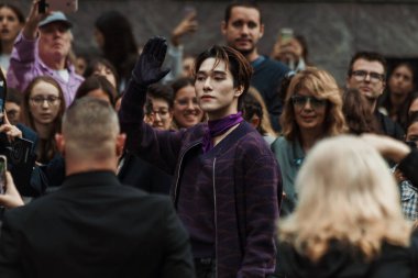 Hirunkit Changkham namı diğer Nani Milan Moda Haftası Kadın Giyim / Yaz 2024 boyunca Emporio Armani 'nin önünde sergilendi..