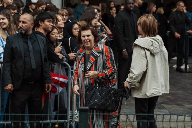 Milan Moda Haftası Kadın Giyim / Yaz 2024 'te Emporio Armani' nin önünde bir konuk..