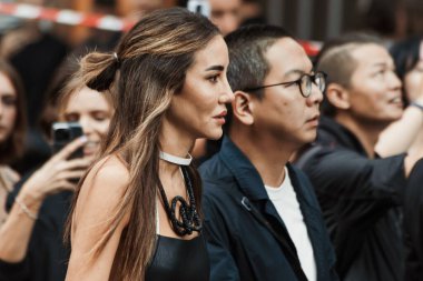Tamara Kalinic, Milan Moda Haftası Kadın Giyim / Yaz 2024 'te Emporio Armani' nin önünde sergileniyor..