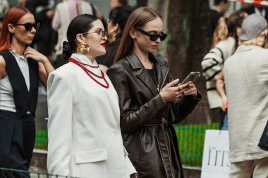 Milano Moda Haftası Kadın Giyim / Yaz 2024 'te Emporio Armani' nin önünde konuklar.