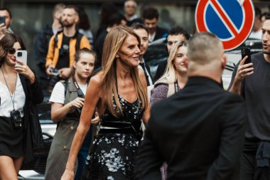 Anna dello Russo, Milan Moda Haftası Kadın Giyim / Yaz 2024 'te Emporio Armani' nin önünde sergileniyor..