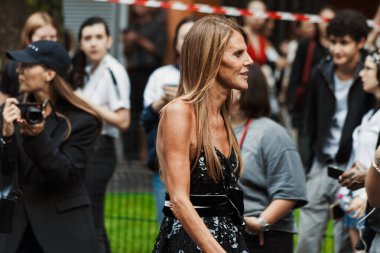 Anna dello Russo, Milan Moda Haftası Kadın Giyim / Yaz 2024 'te Emporio Armani' nin önünde sergileniyor..