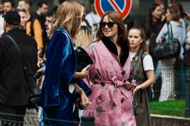 Lena Lademann, Milan Moda Haftası Kadın Giyim / Yaz 2024 'te Emporio Armani' nin önünde sergileniyor..