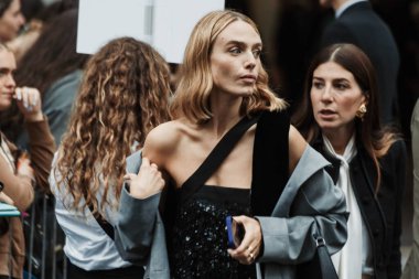 Milan Moda Haftası Kadın Giyim / Yaz 2024 'te Emporio Armani' nin önünde bir konuk..