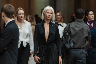 Milan Moda Haftası Kadın Giyim / Yaz 2024 'te Emporio Armani' nin önünde bir konuk..