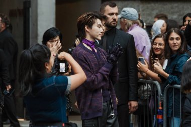 Hirunkit Changkham namı diğer Nani Milan Moda Haftası Kadın Giyim / Yaz 2024 boyunca Emporio Armani 'nin önünde sergilendi..