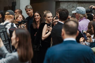Cara Delevingne Emporio Armani 'nin önünde Milan Moda Haftası Kadın Giyim / Yaz 2024.