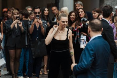Cara Delevingne Emporio Armani 'nin önünde Milan Moda Haftası Kadın Giyim / Yaz 2024.