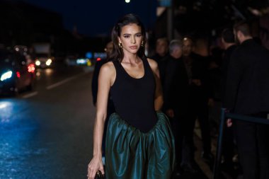 Bruna Marquezine Bottega Veneta Şovu 'nun dışında Milan Moda Haftası Kadın Giyim / Yaz 2024.