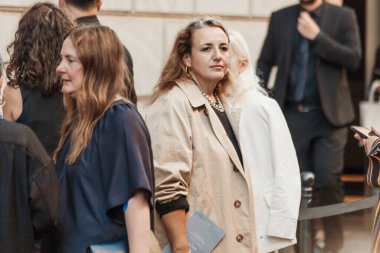 Giorgio Armani 'nin önünde Milano Moda Haftası Kadın Giyim / Yaz 2024.