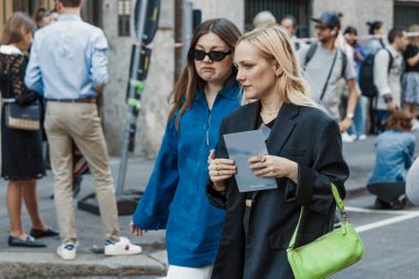 Giorgio Armani 'nin önünde Milano Moda Haftası Kadın Giyim / Yaz 2024.