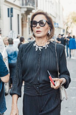 Milan Moda Haftası Kadın Giyim / Yaz 2024 'te Giorgio Armani' nin kapısında bir konuk..